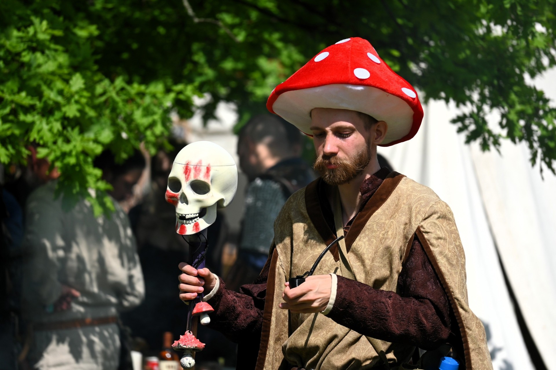 Houbař s lebkou